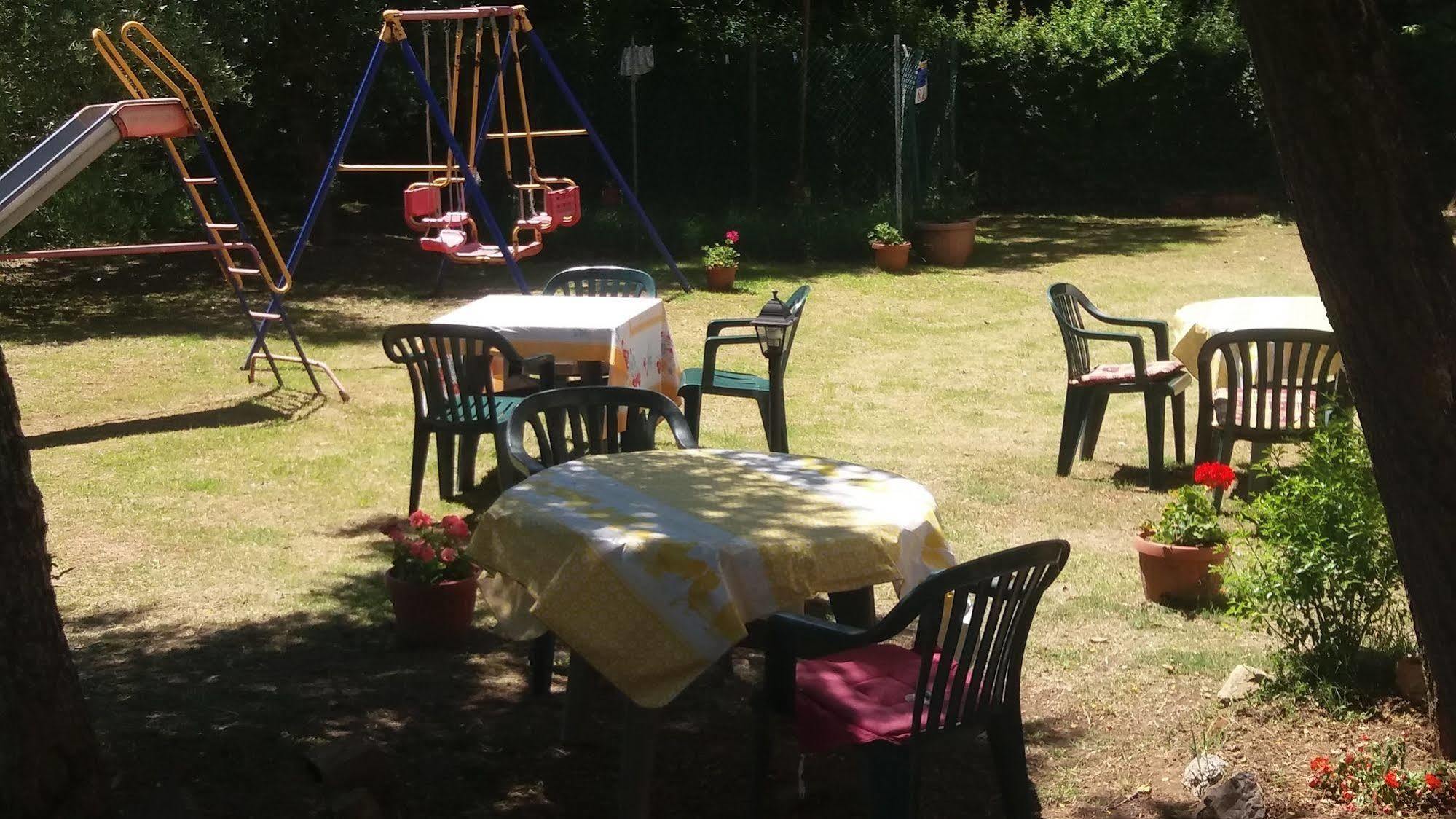 Azzurre Beb Acomodação com café da manhã Laterina Exterior foto
